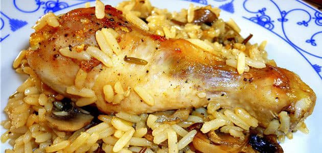 Куриные бедрышки с рисом и грибами