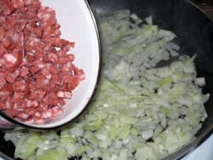 Процесс приготовления солянки с колбасой